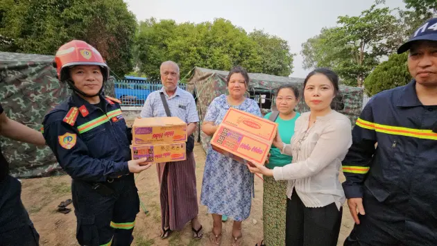 Công an Việt Nam dựng lều, thăm khám cho người dân Myanmar