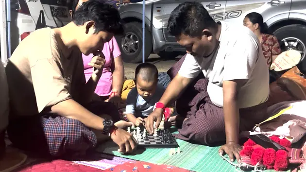 Đêm tại khu tạm trú chợ Mingalar