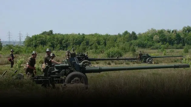 Pháo chống tăng MT-12 Rapira nã đạn mục tiêu ở Ukraine