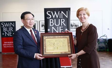 Chủ tịch Quốc hội thăm Đại học Swinburne