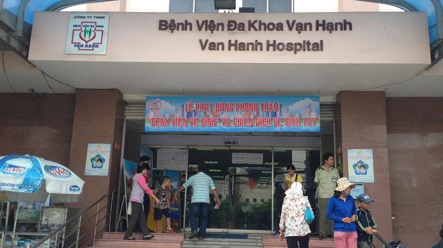 Cô gái trẻ hôn mê sau khi đặt túi ngực, gọt hàm