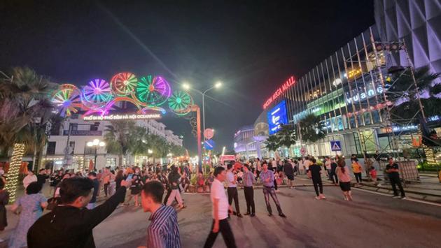 Hà Nội có khu phố ẩm thực xuyên đêm đầu tiên

