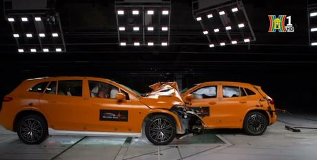 Mercedes thử nghiệm va chạm hai xe điện