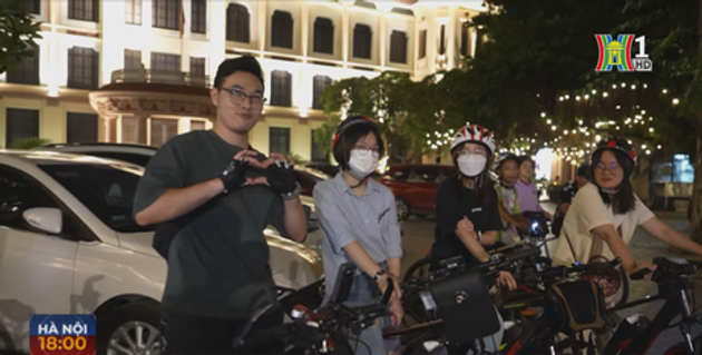 Độc đáo tour xe đạp 'Đêm Thăng Long - Hà Nội' 