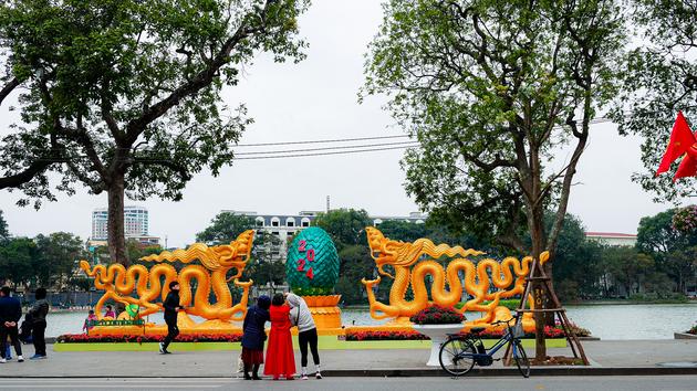 Đường phố Hà Nội vắng vẻ trong sáng ngày cuối năm 