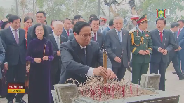 Dâng hương tại đền thờ liệt sĩ chiến trường Điện Biên Phủ