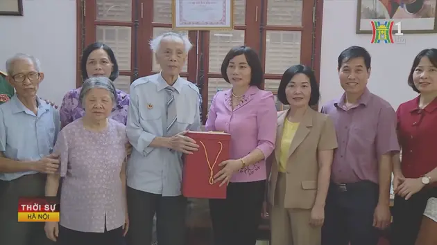 Tặng quà chiến sĩ Điện Biên