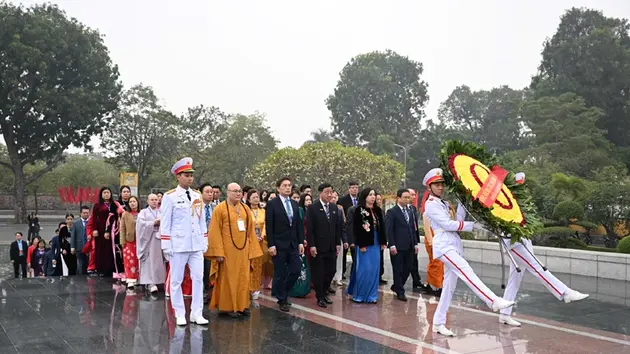 Đại biểu kiều bào viếng Chủ tịch Hồ Chí Minh