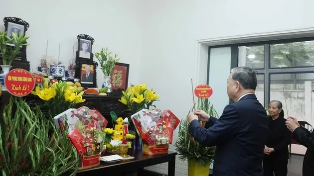 Tổng Bí thư Tô Lâm thắp hương tưởng niệm cố Tổng Bí thư Nguyễn Phú Trọng