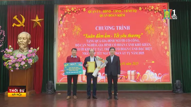 Quận Hoàn Kiếm chăm lo Tết các gia đình chính sách