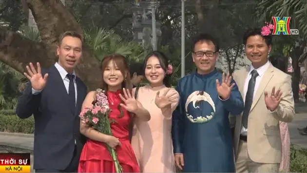 Kiều bào du xuân quê hương