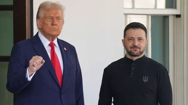 Chiếc áo của ông Zelensky và cuộc khẩu chiến với ông Trump