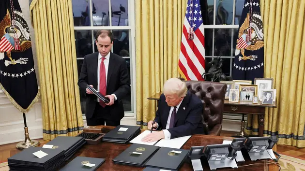 Ông Trump ký sắc lệnh hành pháp cải tổ bầu cử