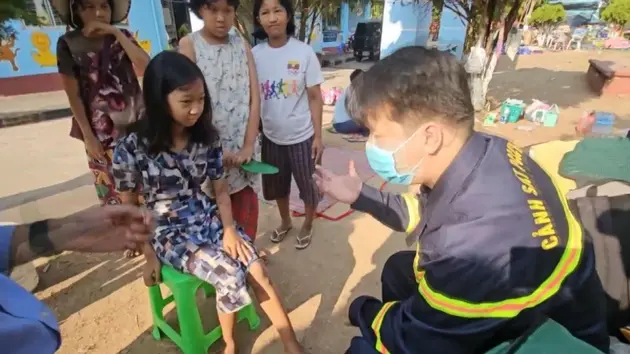 Nghĩa cử ấm lòng của đoàn cứu trợ Việt Nam tại Myanmar