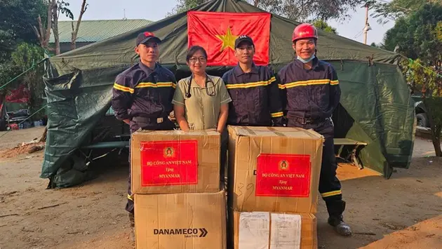 Trao tặng nhu yếu phẩm cho người dân Myanmar