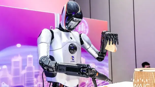 Trung Quốc phát triển robot AI giúp việc