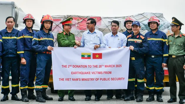 Việt Nam trao gần 30 tấn hàng cứu trợ cho Myanmar