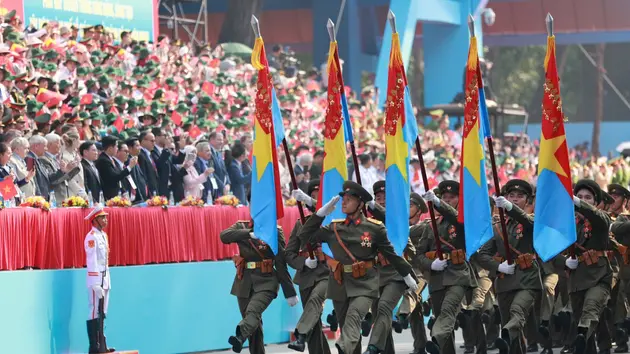 Đi giữa vòng tay nhân dân