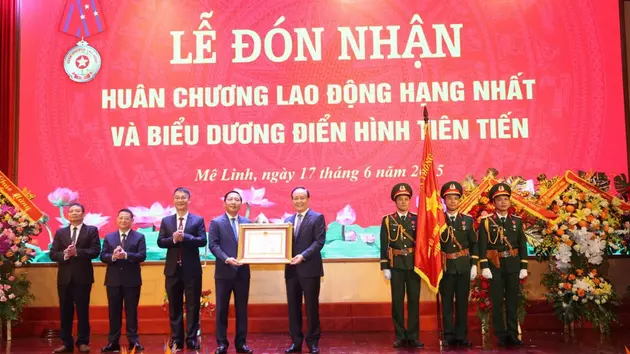 Huyện Mê Linh đón nhận Huân chương Lao động hạng Nhất